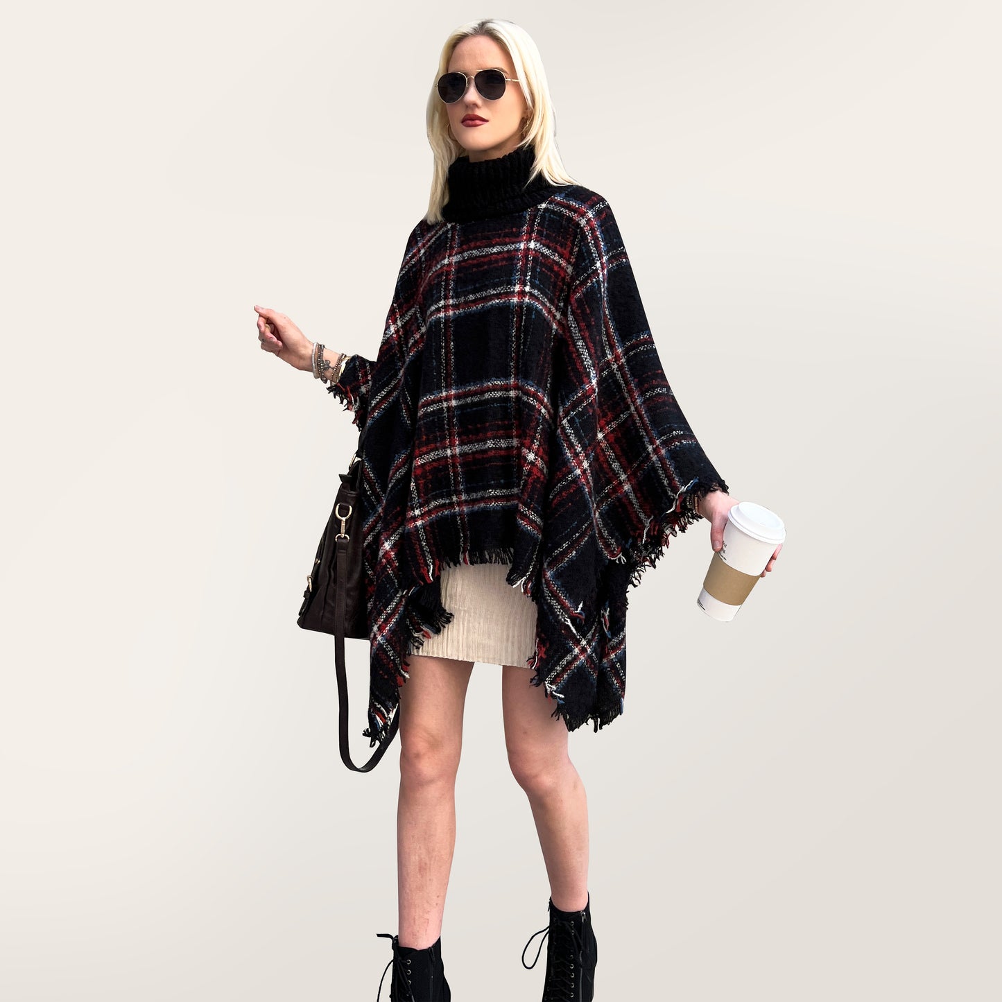 Pull-over en tricot cape - Col roulé à carreaux noirs